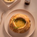 Trempette chaude dans une miche