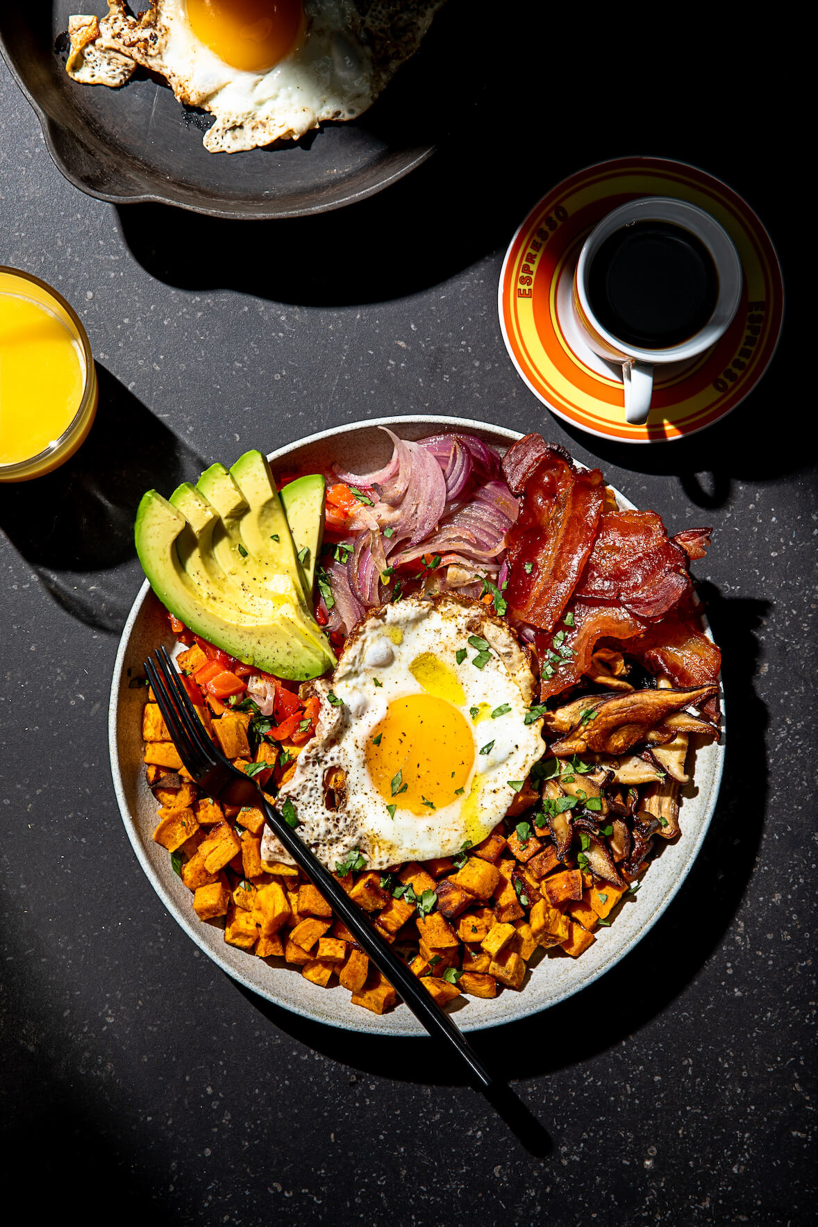 Bol déjeuner avec bacon croustillant