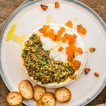 Brie fondant au pesto et abricots caramélisés