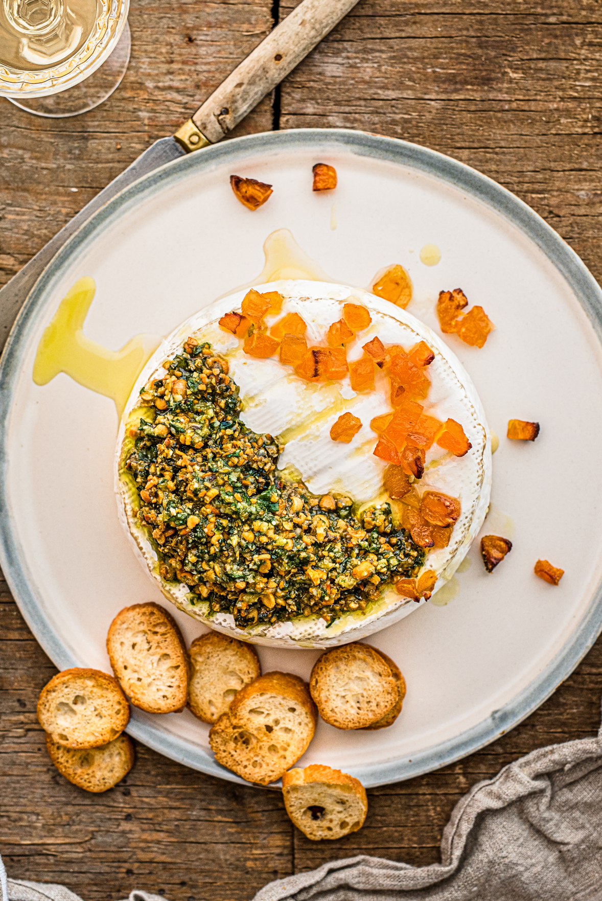 Brie fondant au pesto et aux abricots