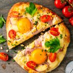 Pizza déjeuner sur pain naan