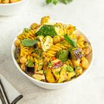 Salade de pâtes froide aux légumes grillés