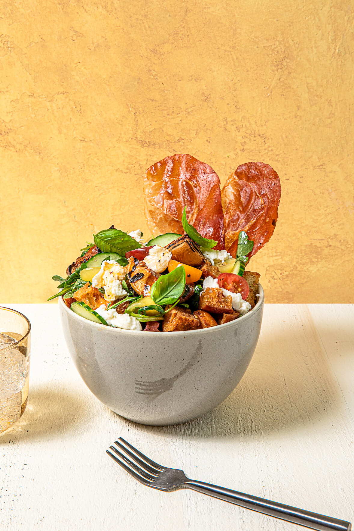 Salade-repas panzanella aux pêches