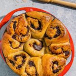 Brioches à la cannelle et purée de dattes