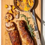 Filets de porc, pêches et romarin
