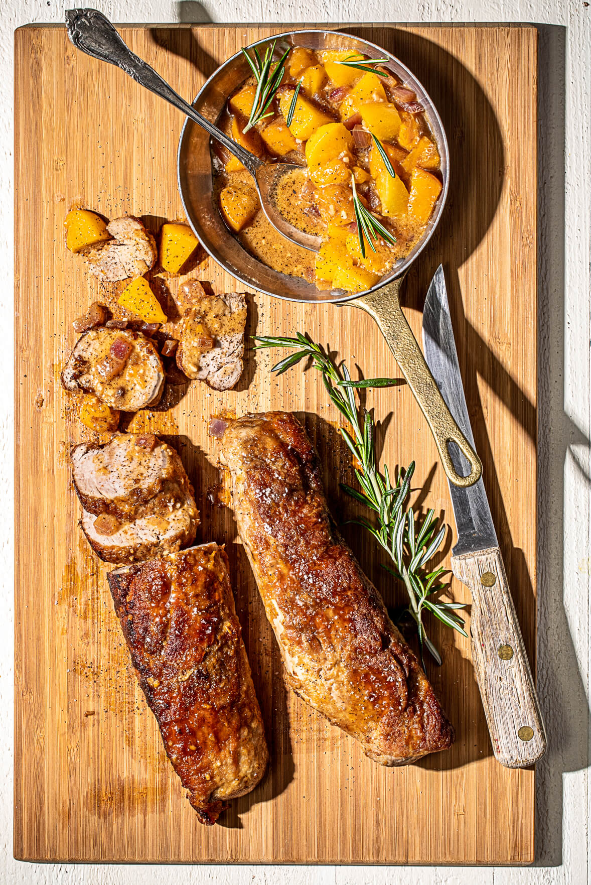 Filets de porc sauce aux pêches et romarin