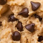 Manger de la pâte à biscuit crue