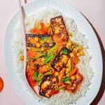 Fromage halloumi avec sauce aux tomates raisins
