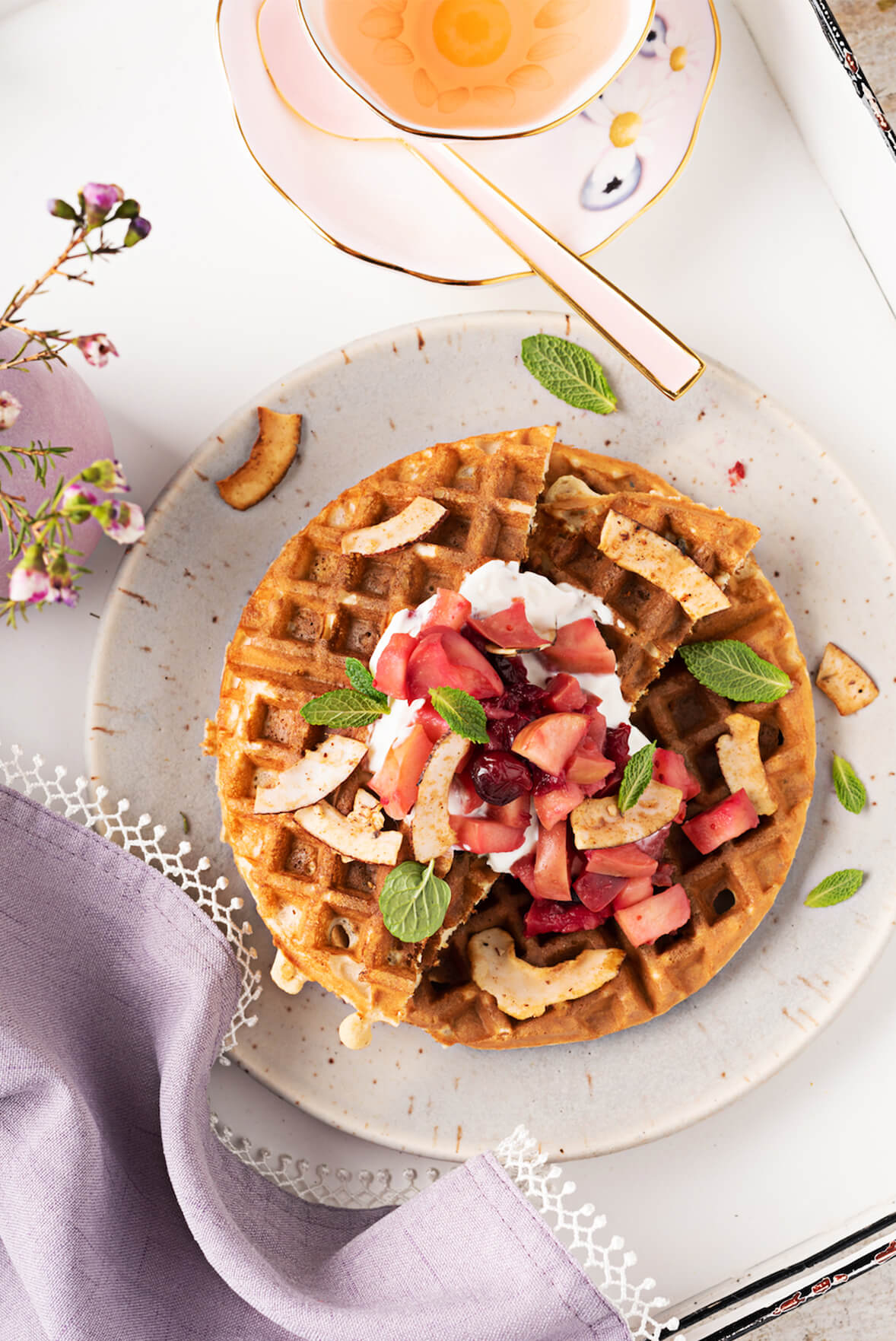 Gaufre sucrée au quinoa, au bacon de noix de coco et à la compote de fruits