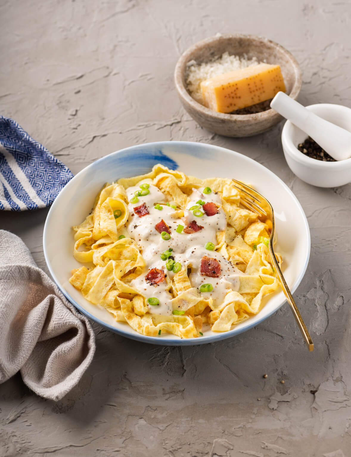 Pâtes carbonara pour le déjeuner faites avec des pâtes d'oeufs