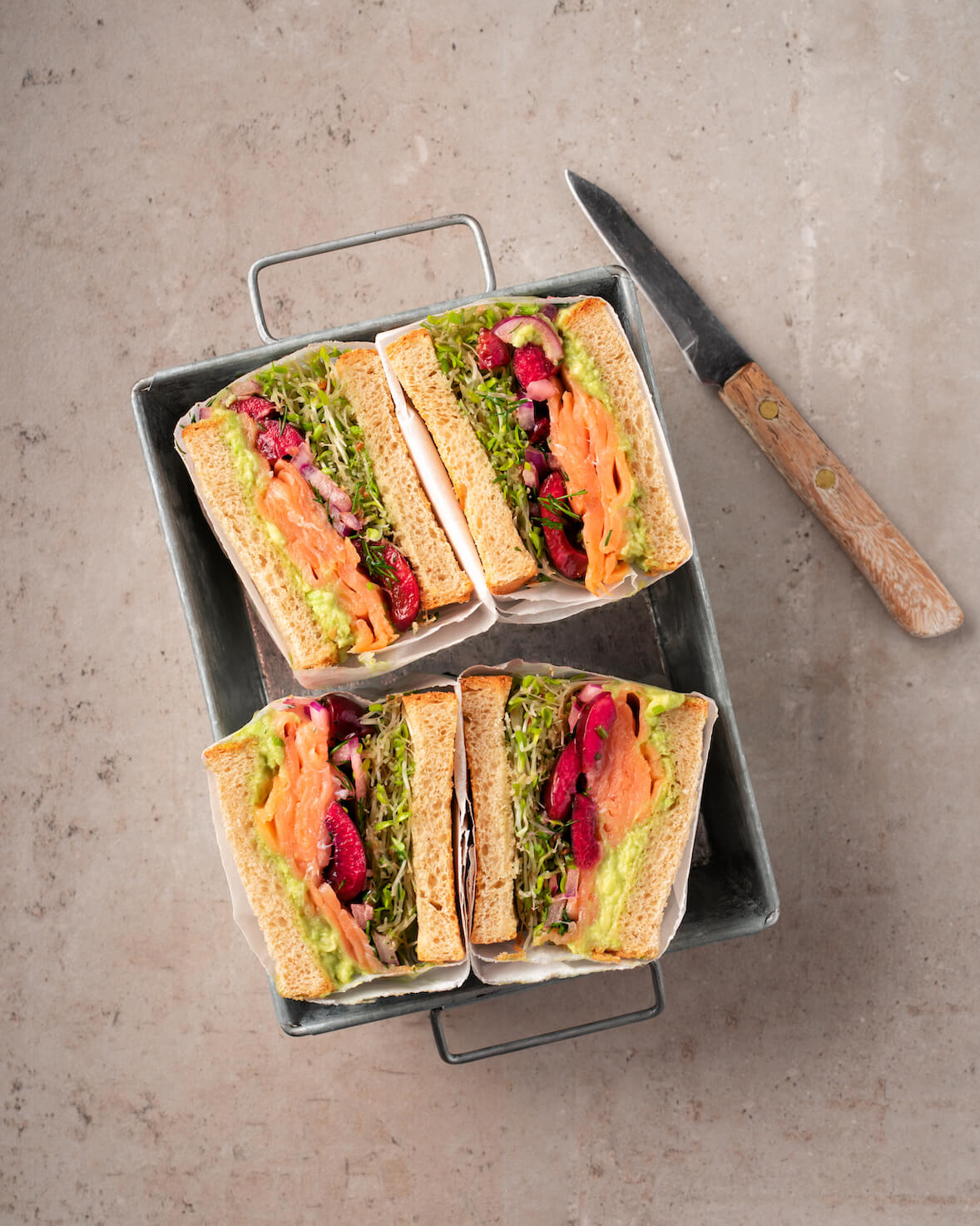 Sandwich de seigle à la truite et à la salade de cerises