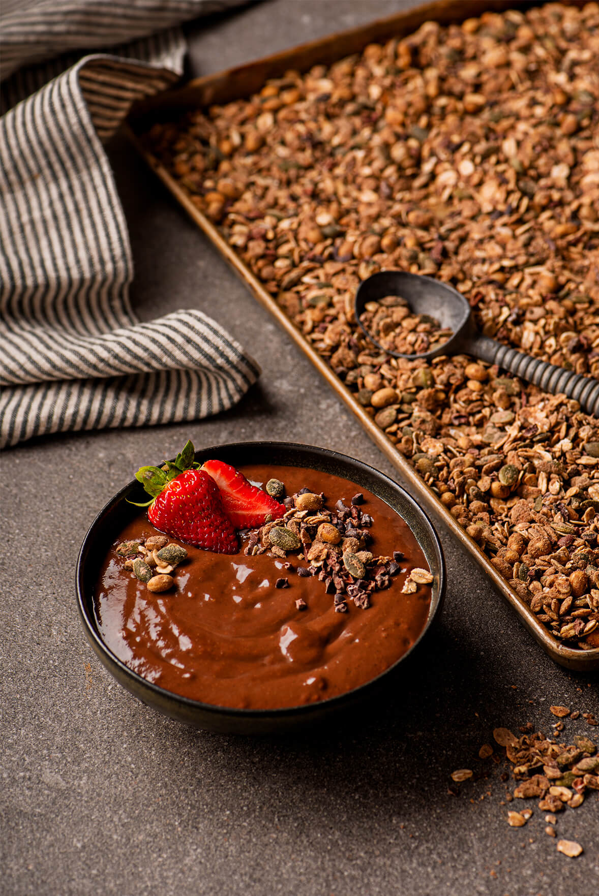 protein muesli and smoothie bowl