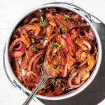 Oignons rouges caramélisés