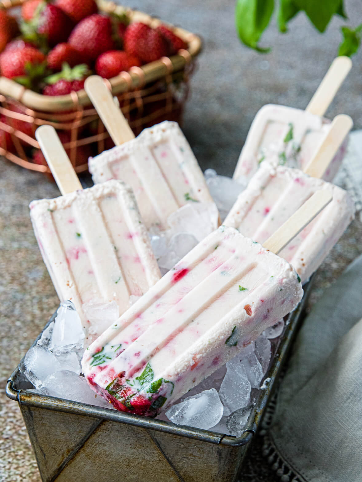 Sucettes glacées fraise et basilic