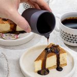 Gâteau au fromage avec coulis de balsamique espresso