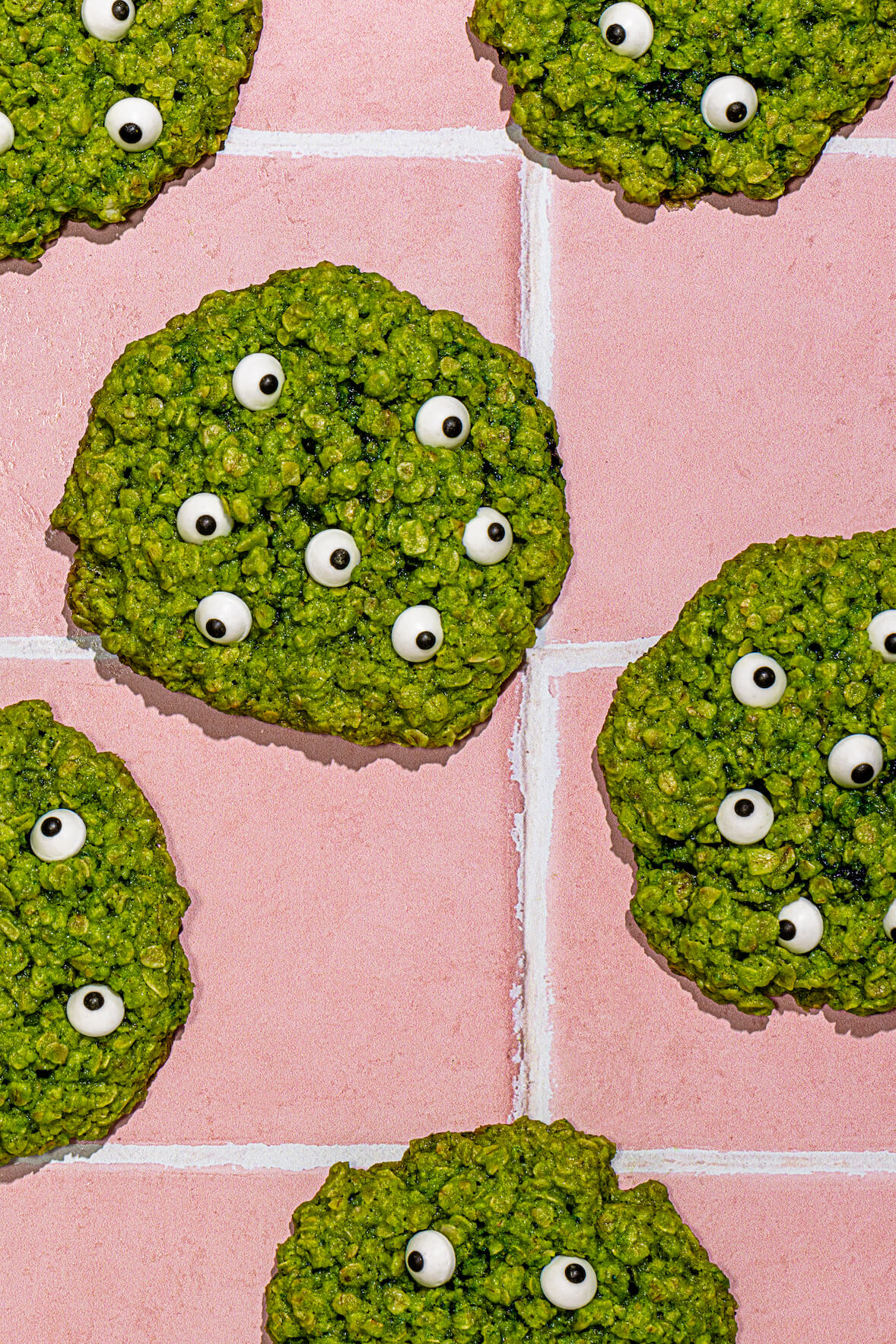 Biscuits d'Halloween qui ressemblent à des monstrers verts