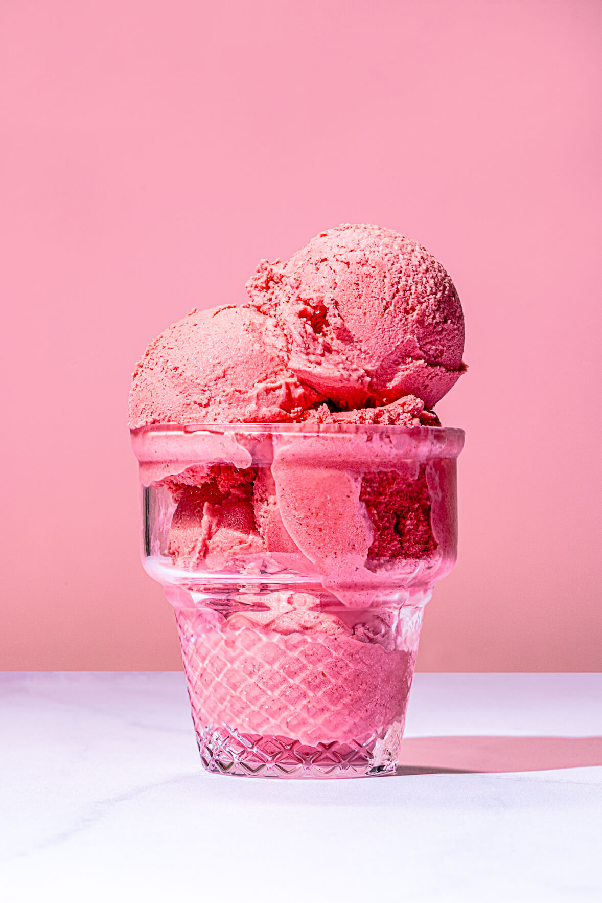 Gelato aux fraises dans un verre de style cornet