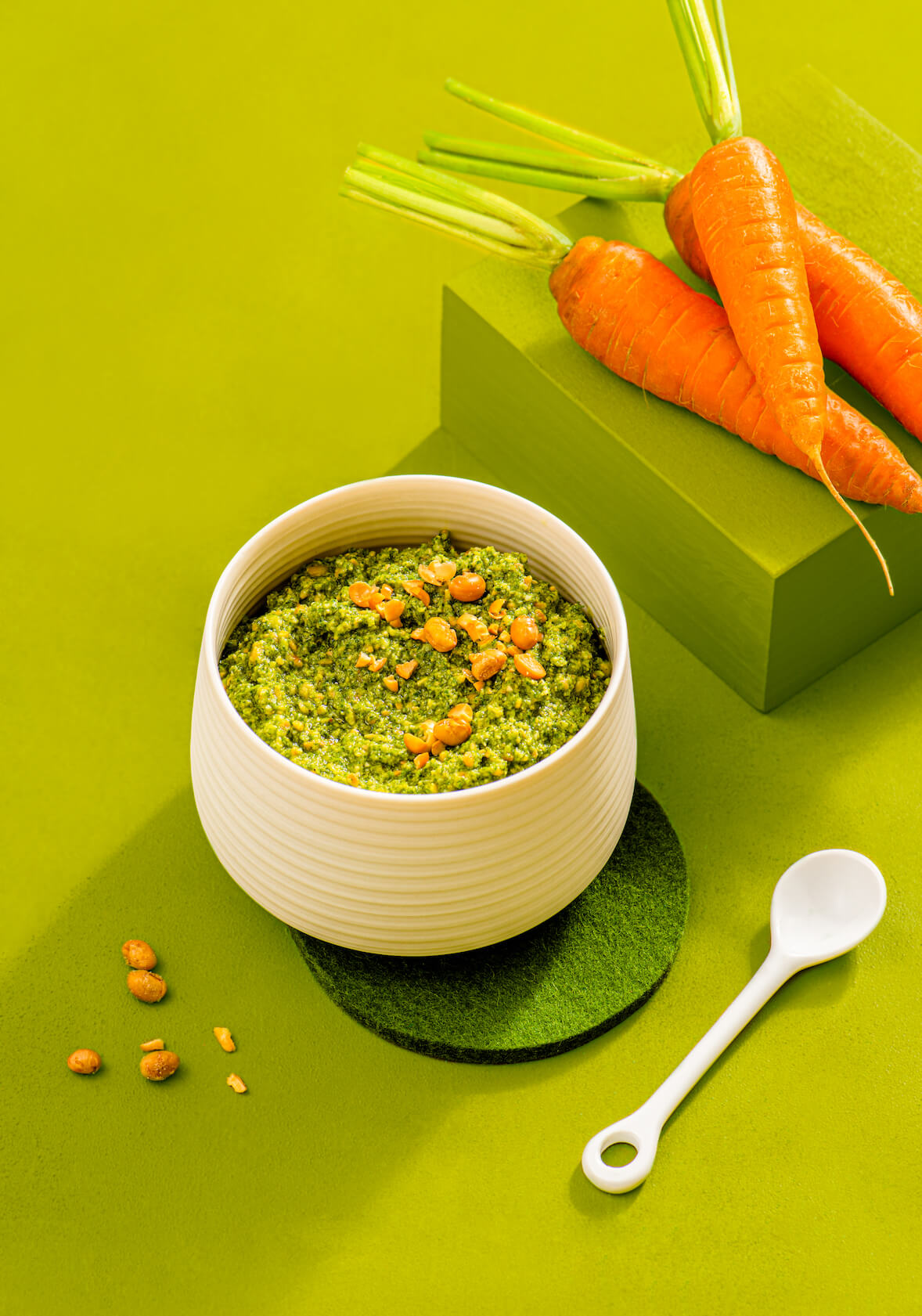 Pesto avec fanes de carottes et basilic