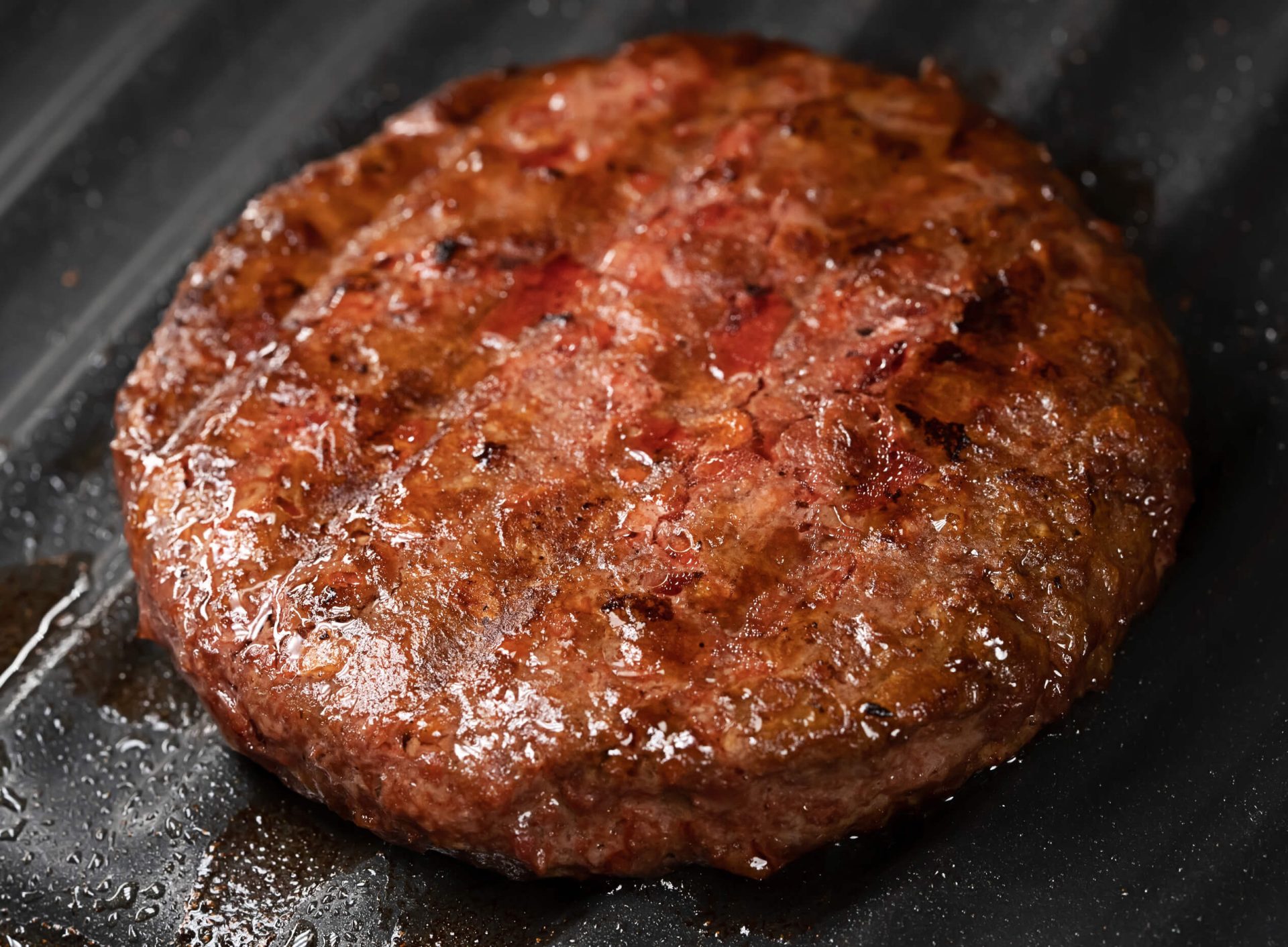Comment retirer le gras de la viande hachée lors de la cuisson?