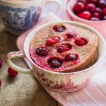 Muffin dans une tasse avec canneberges