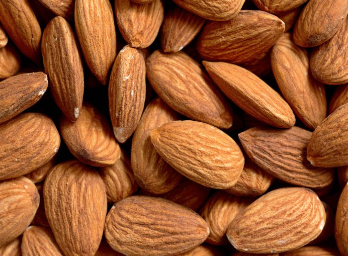 L'amande : valeurs nutritives, calories, bienfaits santé, recettes et utilisations