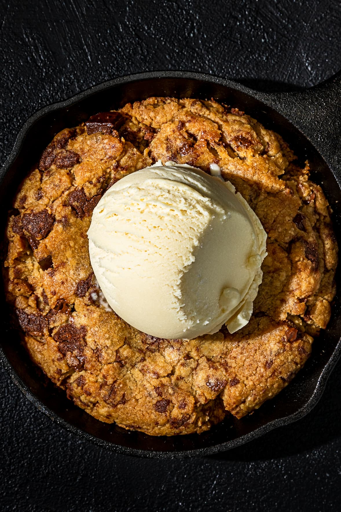 Biscuit géant aux pépites de chocolat dans une poêle en fonte