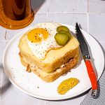 Croque-madame au jambon effiloché
