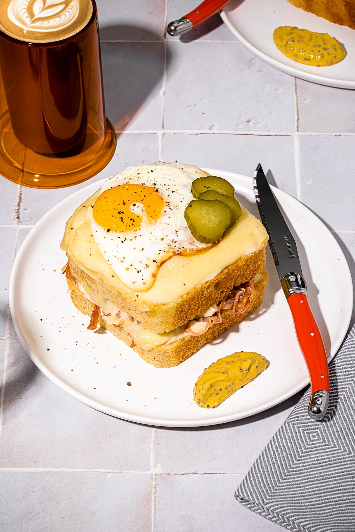 Croque-madame avec jambon effiloché et sauce béchamel