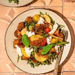 Salade panzanella aux nectarines grillées