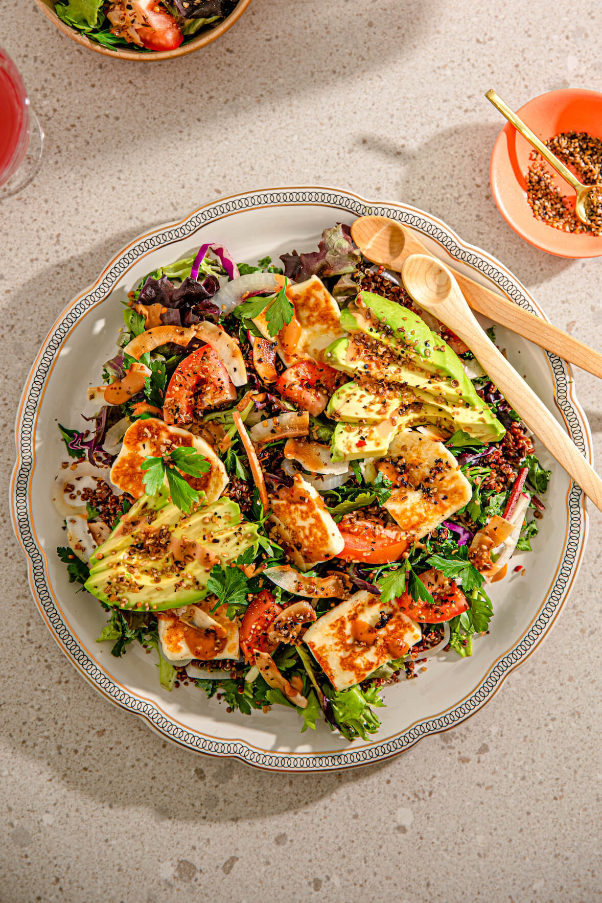 Salade halloumi grillé et avocat
