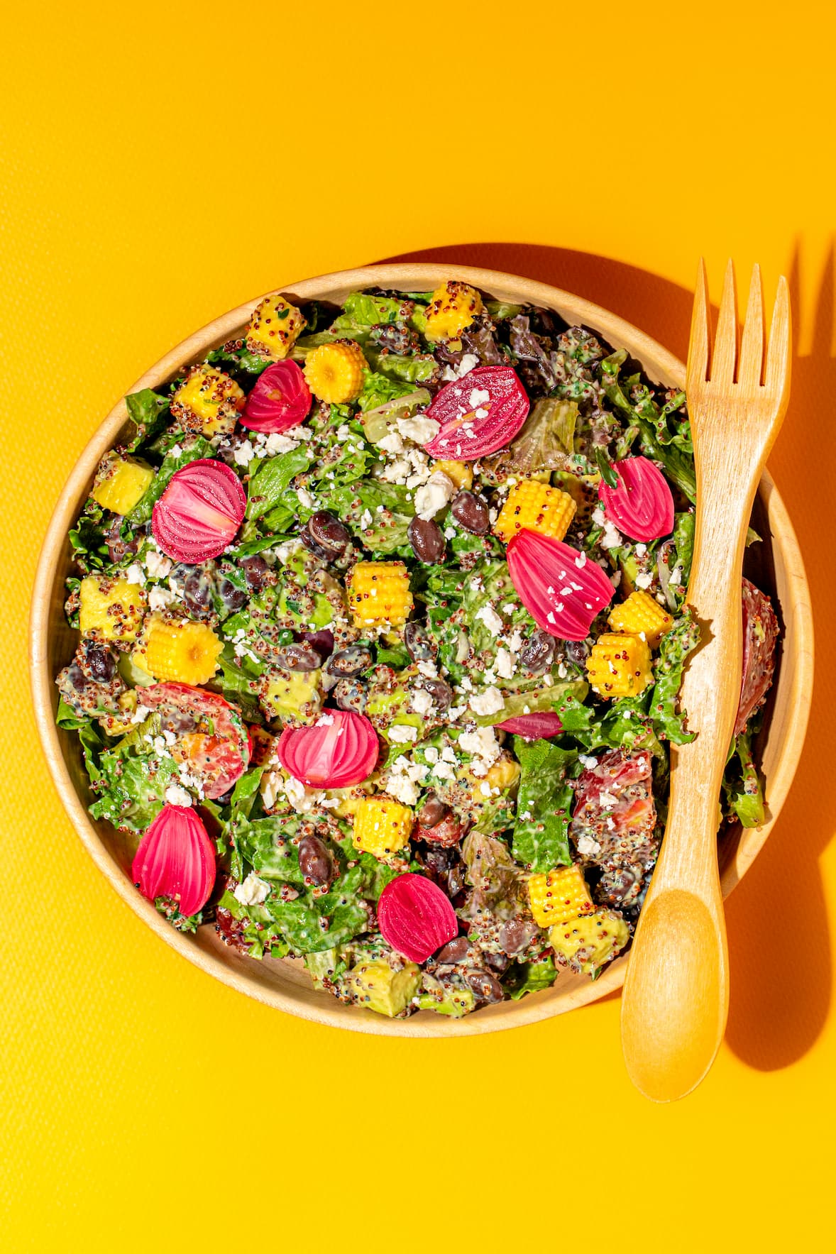 Salade mexicaine avec maïs et oignons rouges marinés