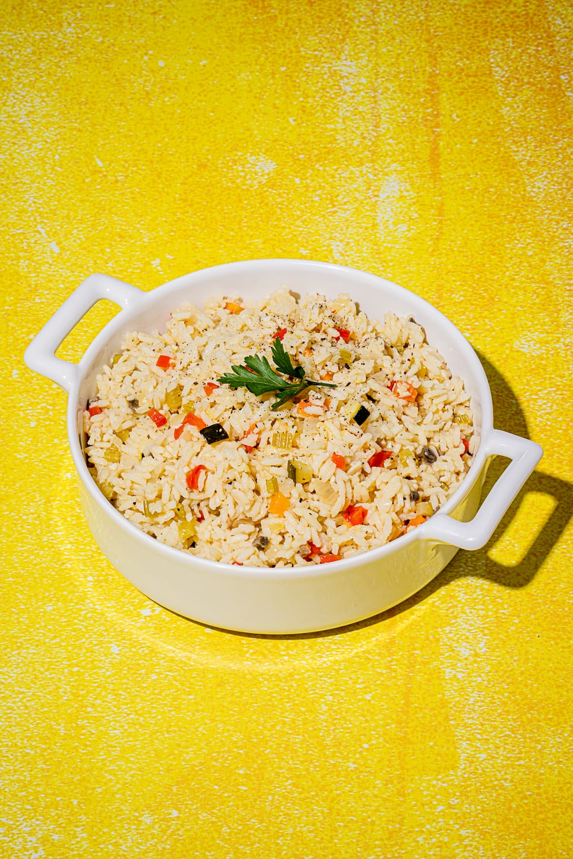 Riz pilaf aux légumes avec bouillon de poulet