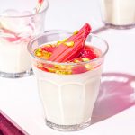 Panna cotta avec confit de rhubarbe