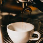 Faut-il éviter de boire un café en soirée?