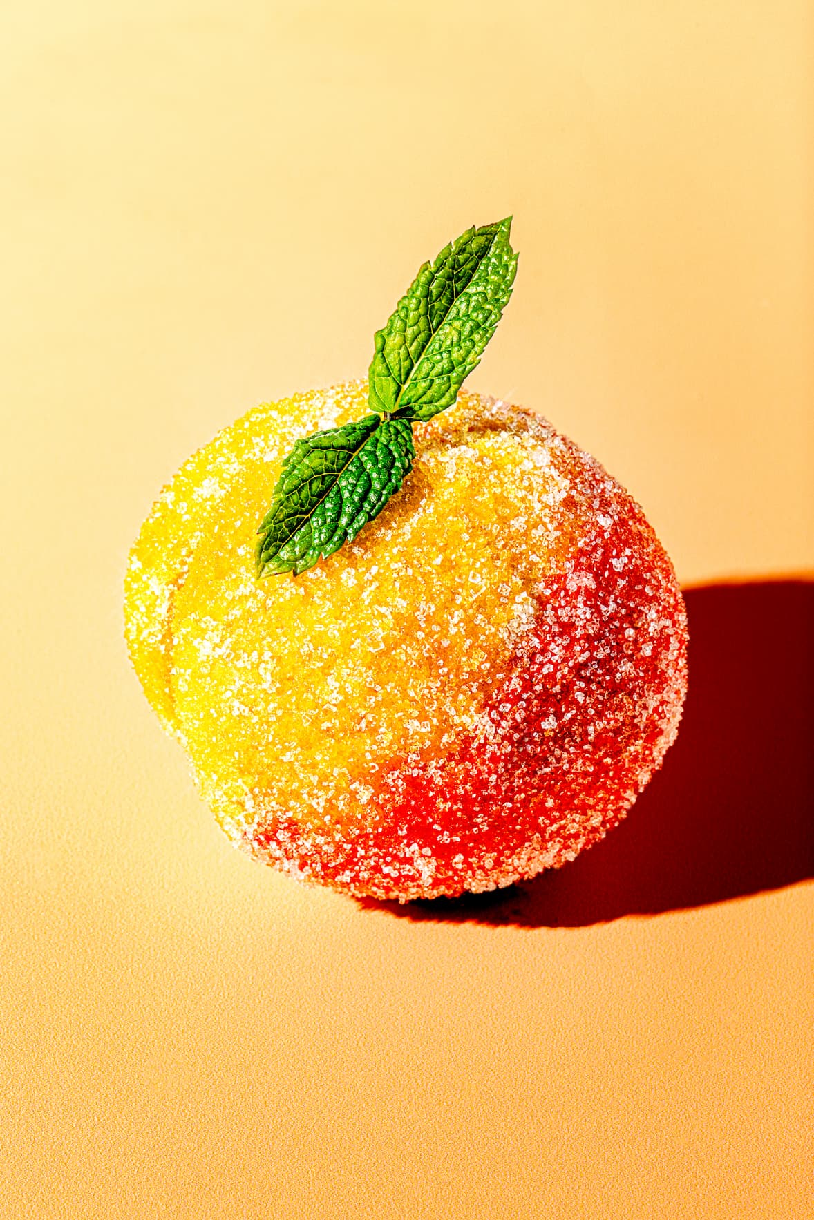 Biscuits aux pêches italiens en forme de pêches (pesche dolce) avec garniture de noix