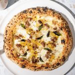 Pizza blanche avec saucisses italiennes et oignons caramélisés