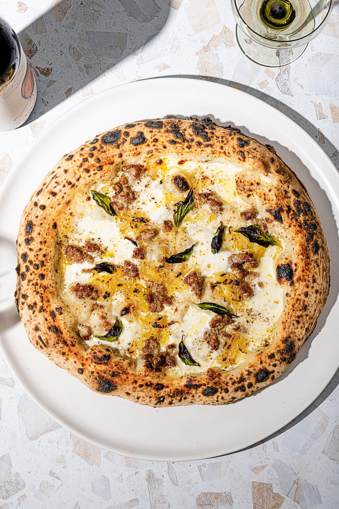 Pizza blanche avec saucisses italiennes et oignons caramélisés