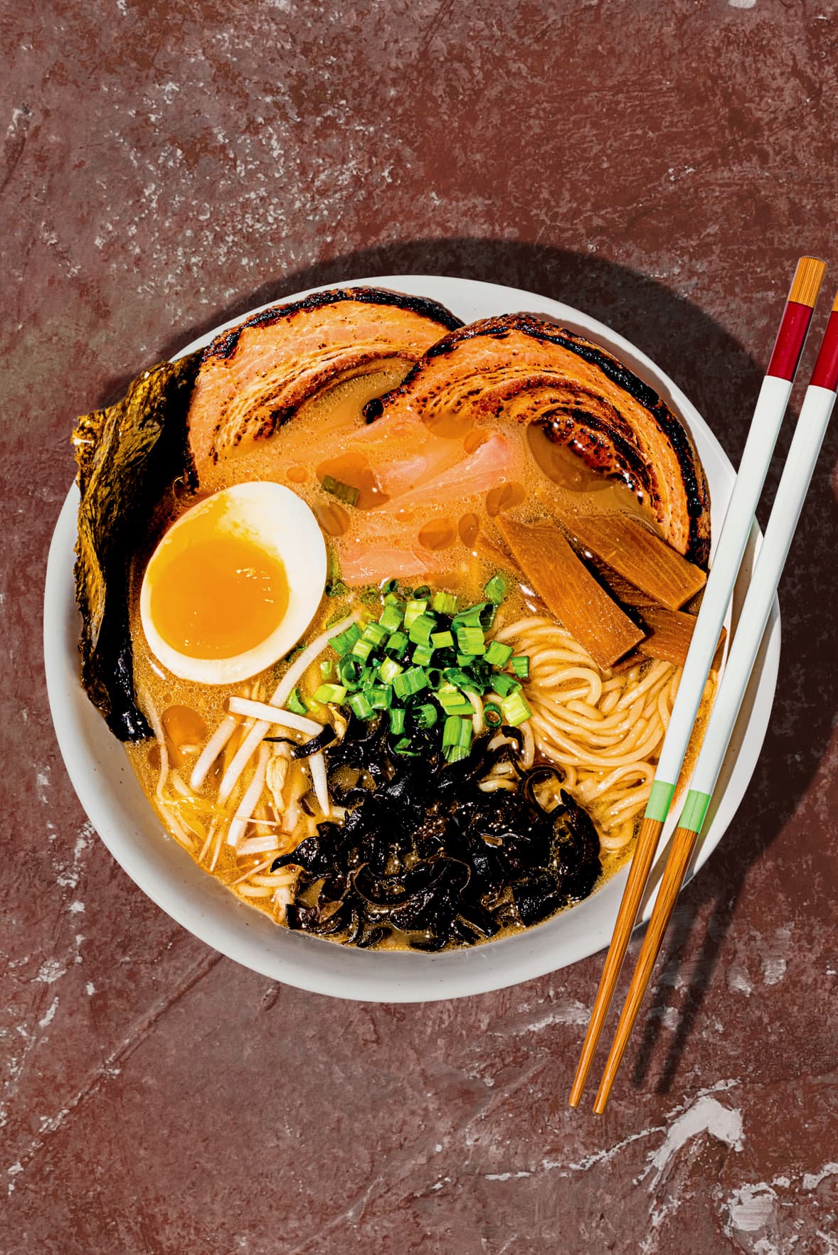Soupe aux nouilles ramen tonkotsu traditionnelle