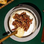Brie fondant au four aux pacanes et au sirop d’érable