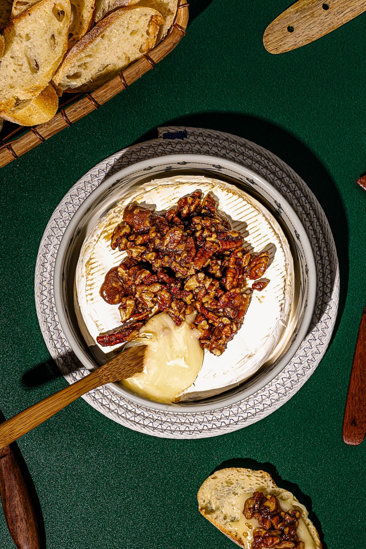 Brie fondant avec noix de Grenoble caramélisées