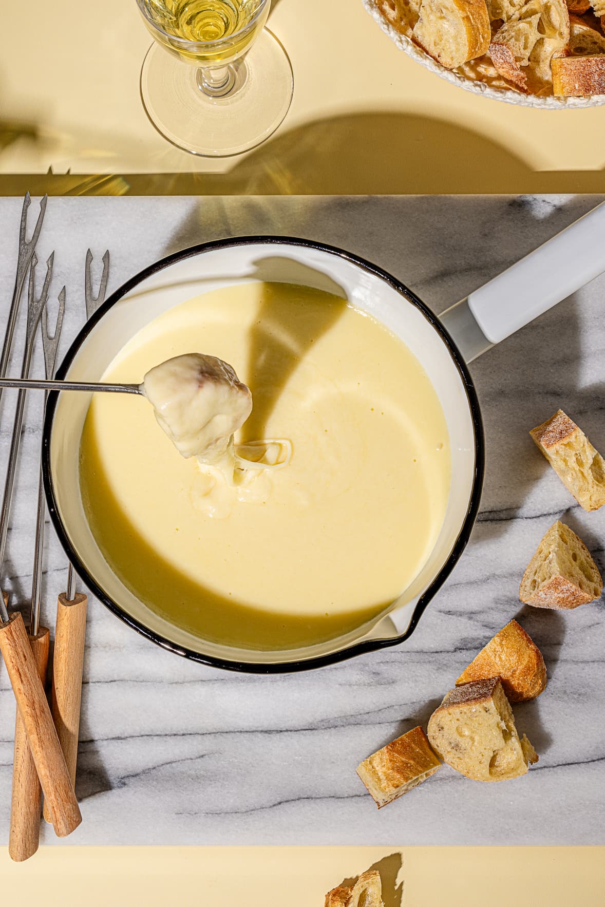 Recette de fondue au fromage avec emmental et gruyère