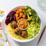 Bol-repas avec boulettes de poulet aux épinards
