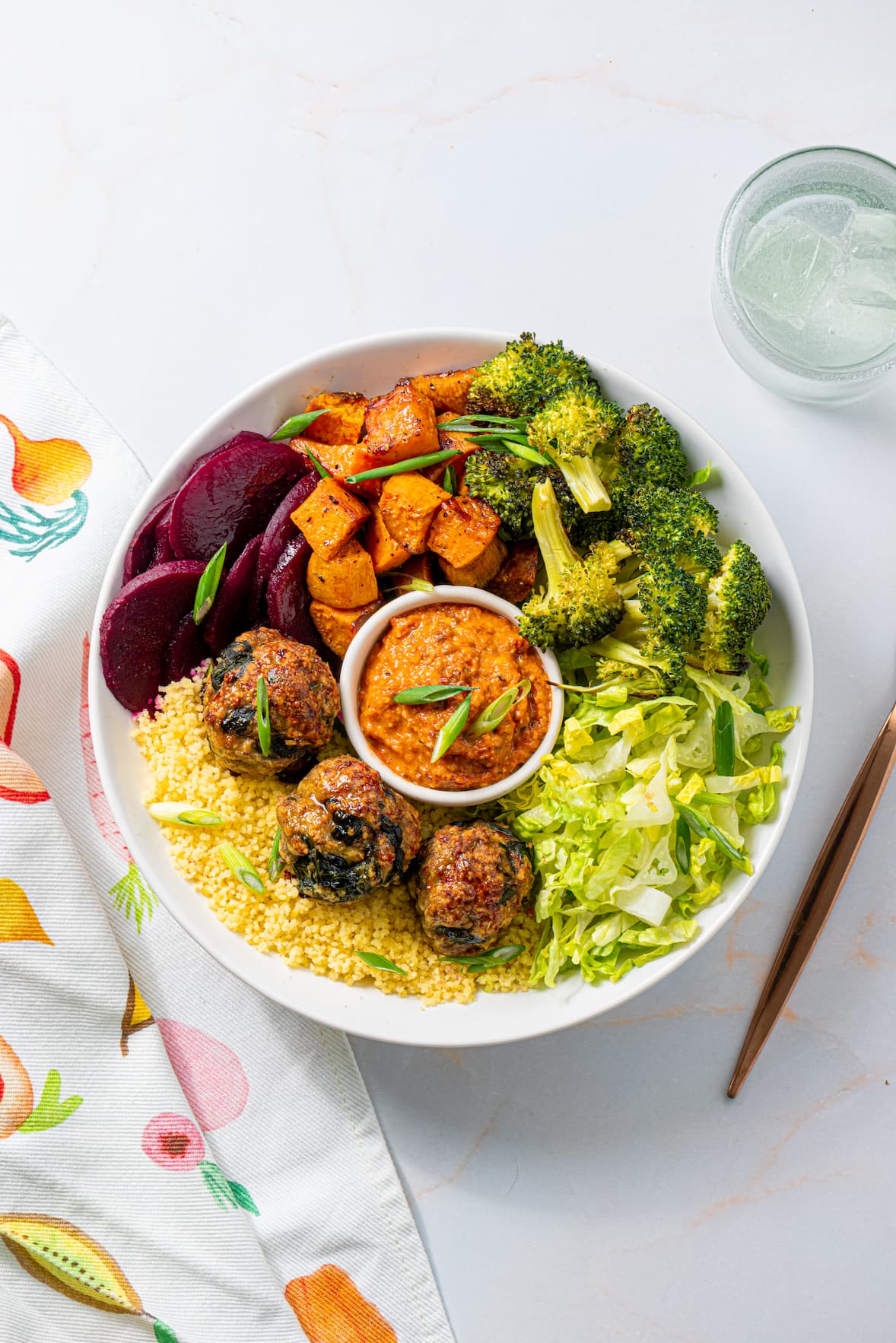 Bol-repas avec boulettes de poulet et sauce romesco