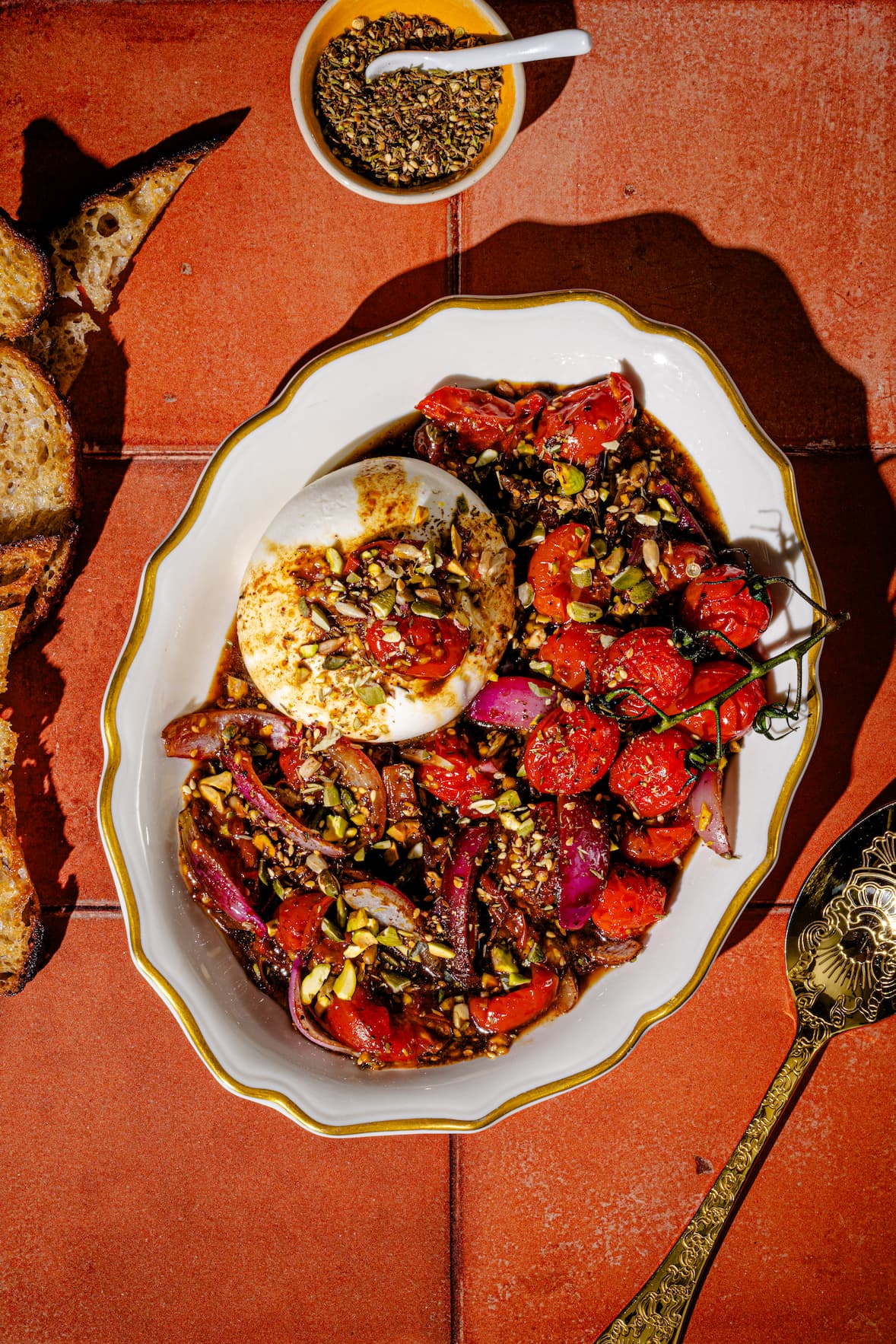 Recette de burrata au zaatar avec tomates et oignons rouges