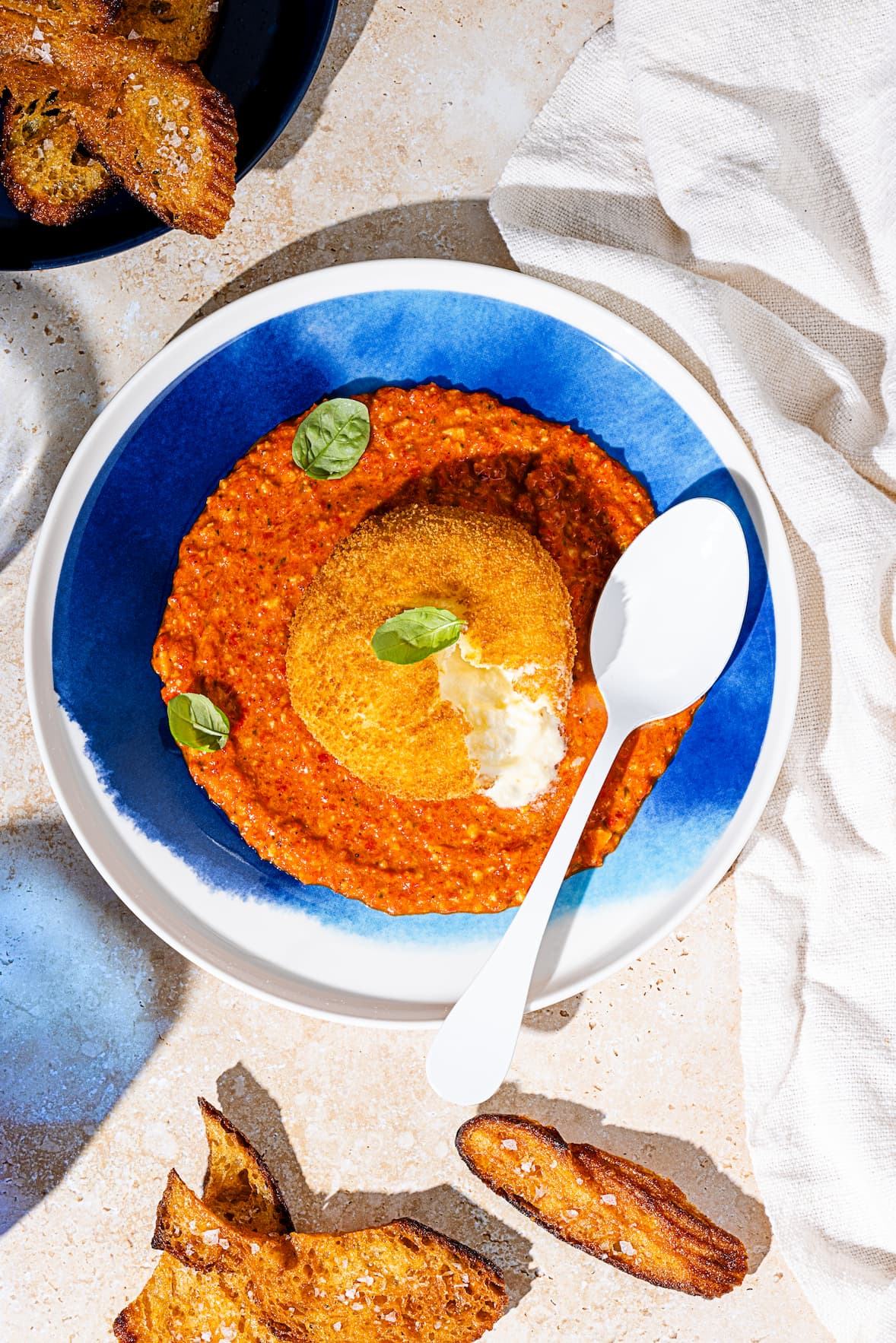 Recette de burrata frite avec sauce romesco