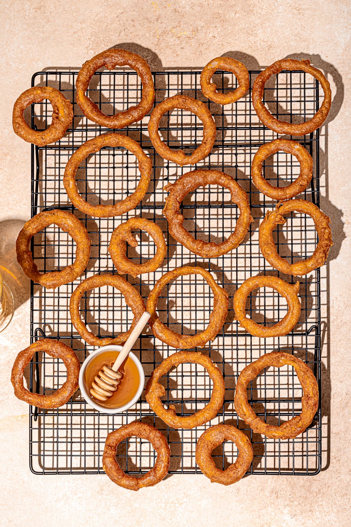 Oignons français (rondelles d’oignons frits) avec panure à la bière