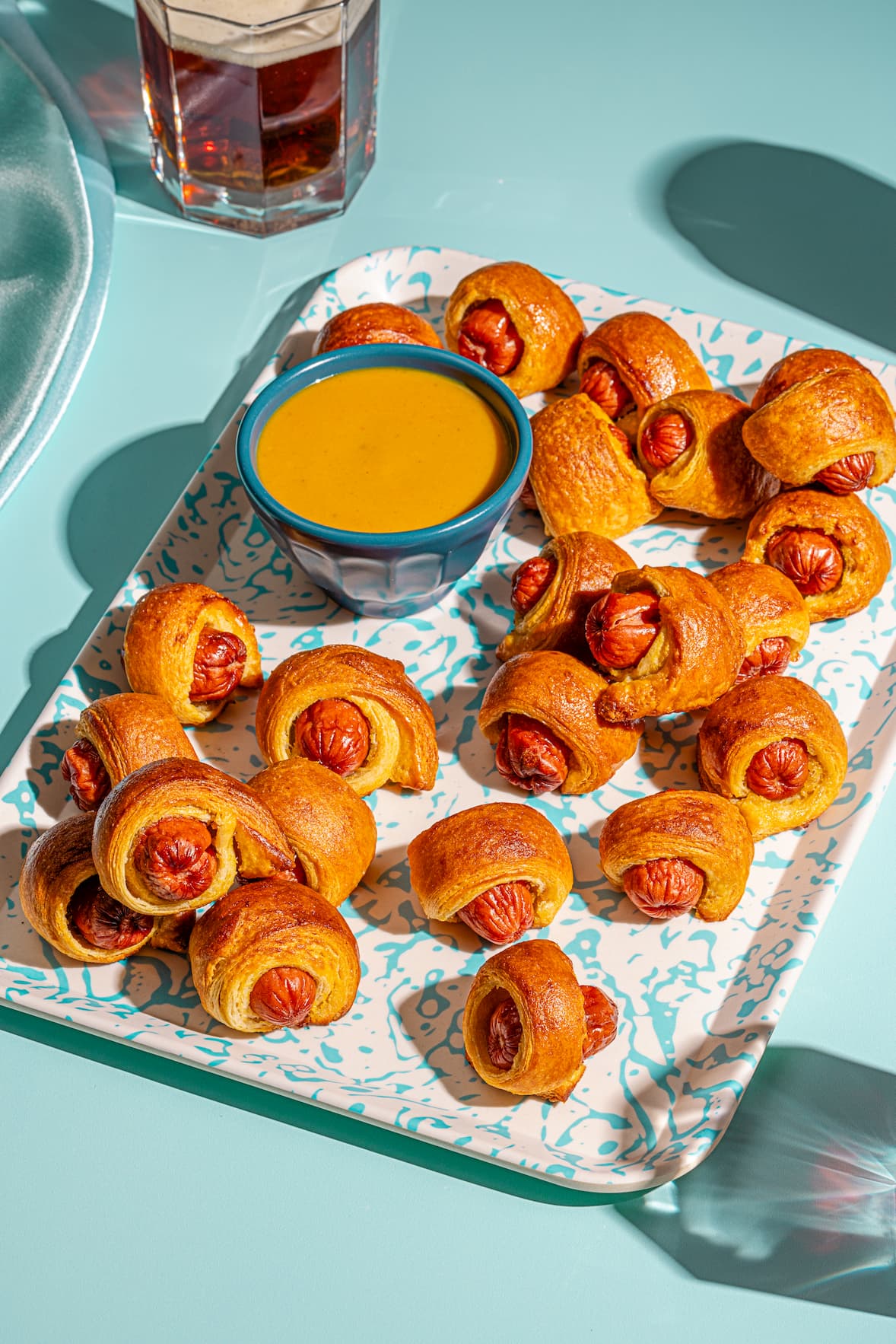Recette de saucisses en pâtes de croissant servies avec une sauce à la moutarde et au miel
