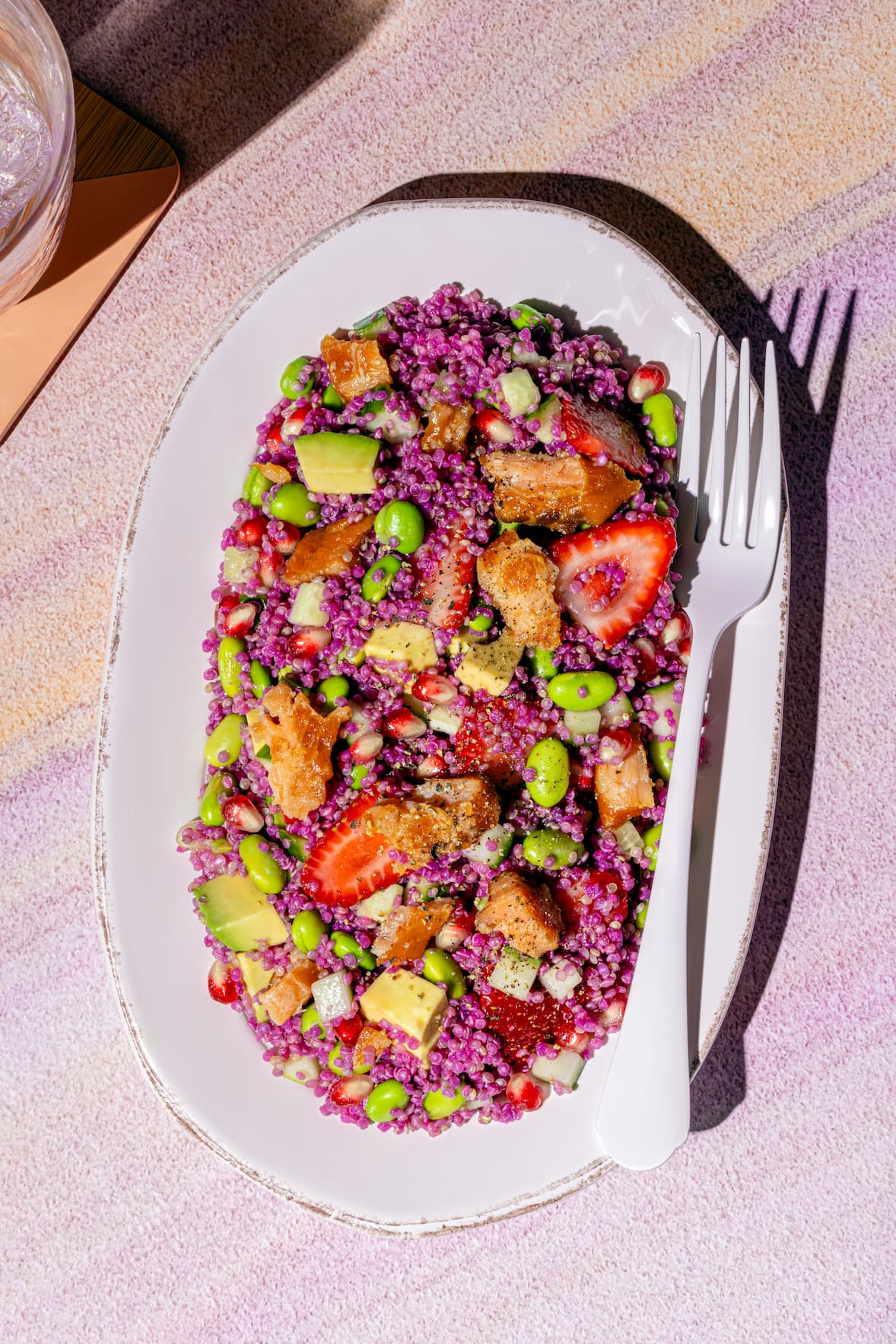 Salade quinoa rose au saumon fumé et fèves edamames