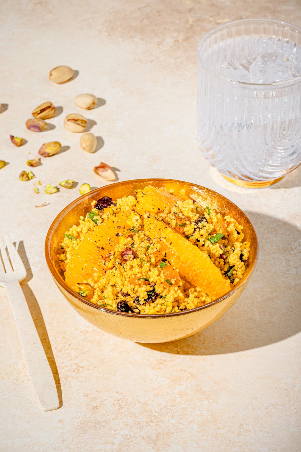 Salade de couscous aux agrumes avec abricots séchés et raisins secs