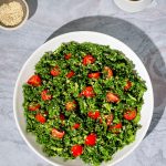 Salade rapide de kale et de tomates